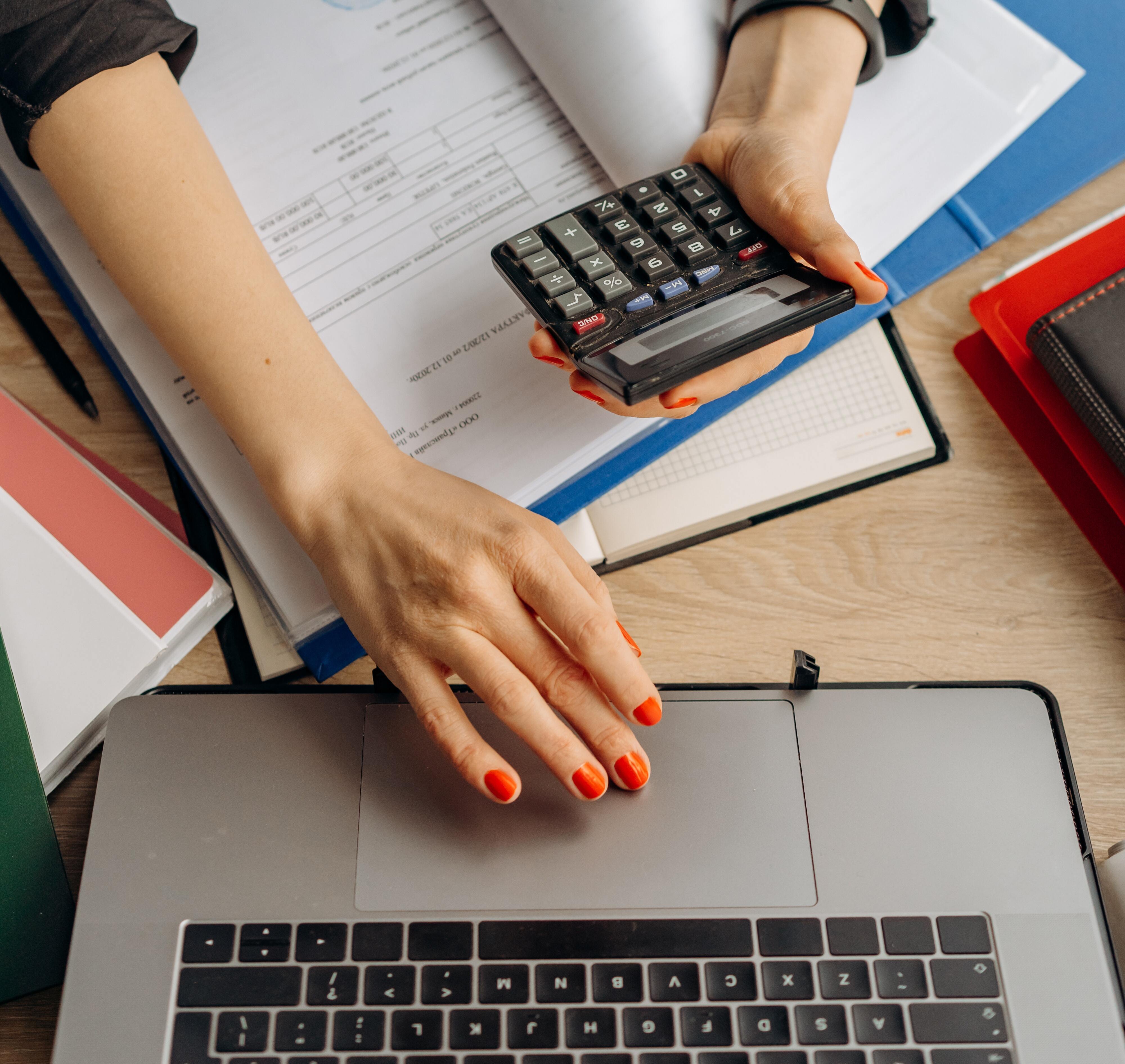 Adulte et enfant à un bureau