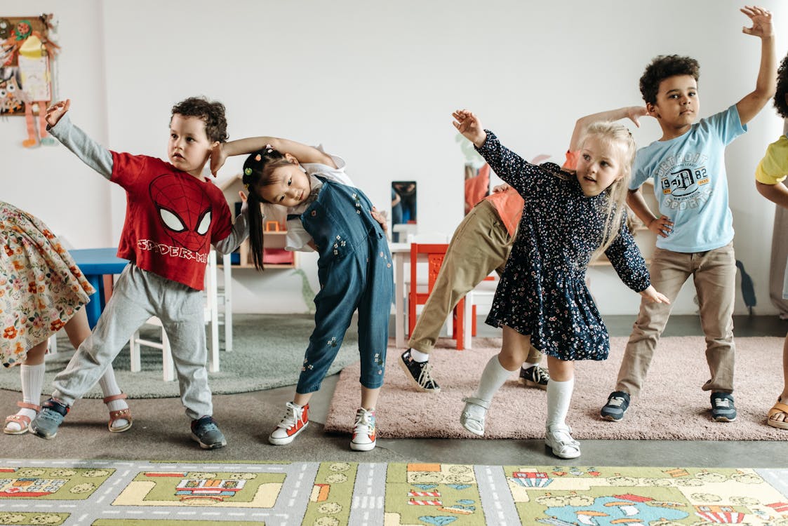 Enfants faisant des exercices de souplesse